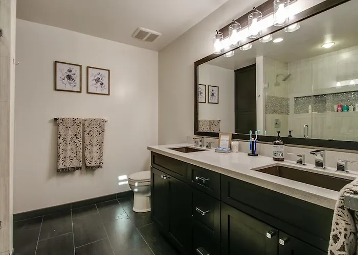 Relaxing 4 Bdrm Retreat In The Heart Of Scottsdale Holiday home