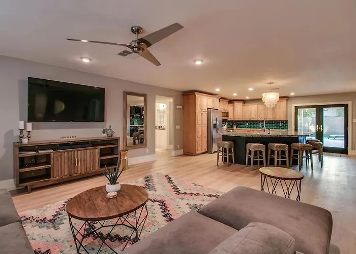 Relaxing 4 Bdrm Retreat In The Heart Of Scottsdale Holiday home